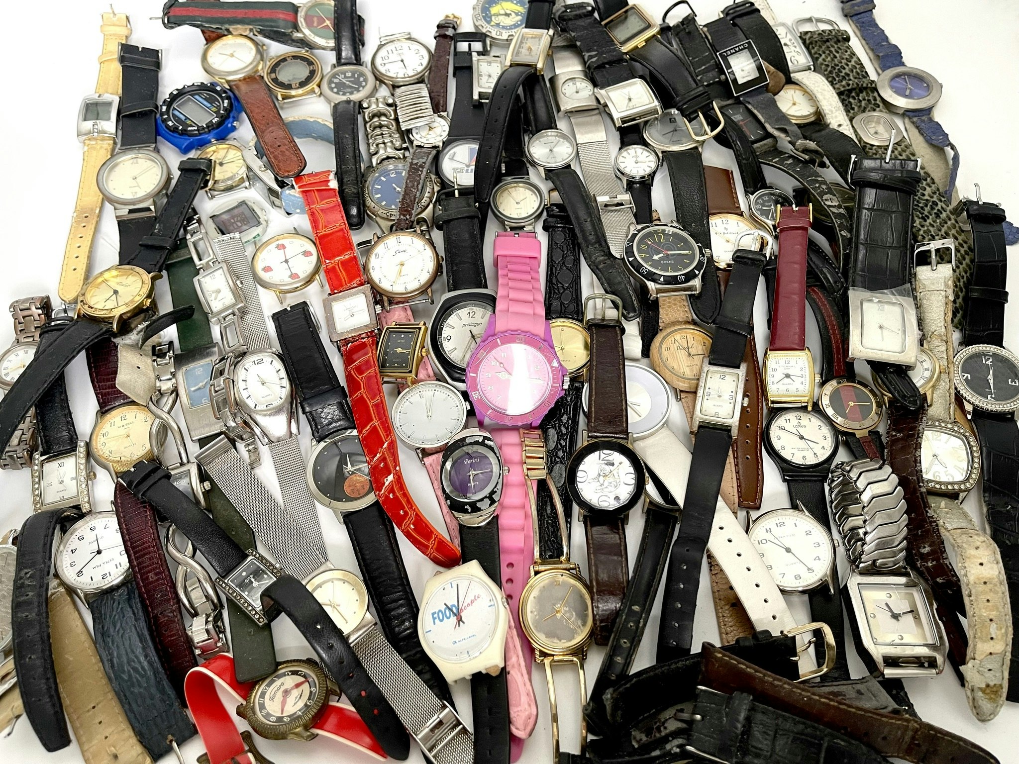 74 piezas, Lote de relojes de pulsera, marcas mixtas vendidas como artículos de renovación.