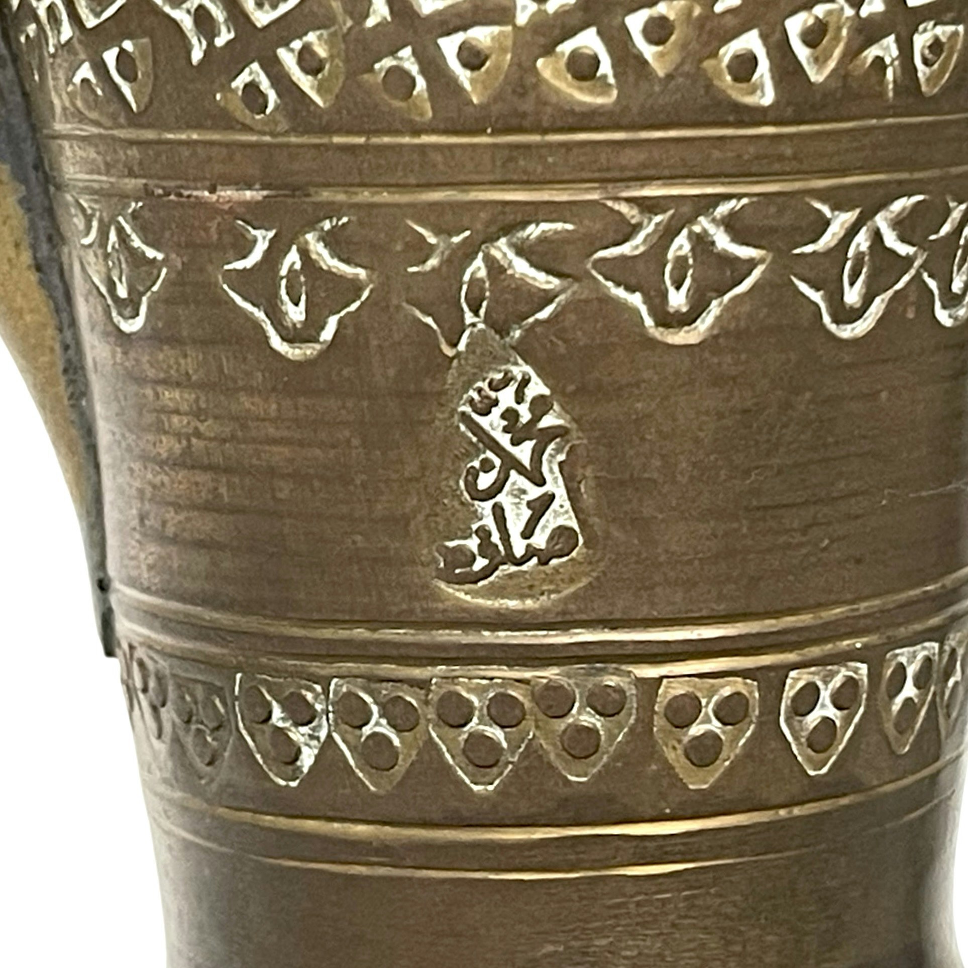 Antik Dallah kaffekanna, Dekorerad med geometriska symboler och fyra fåglar, Signerad