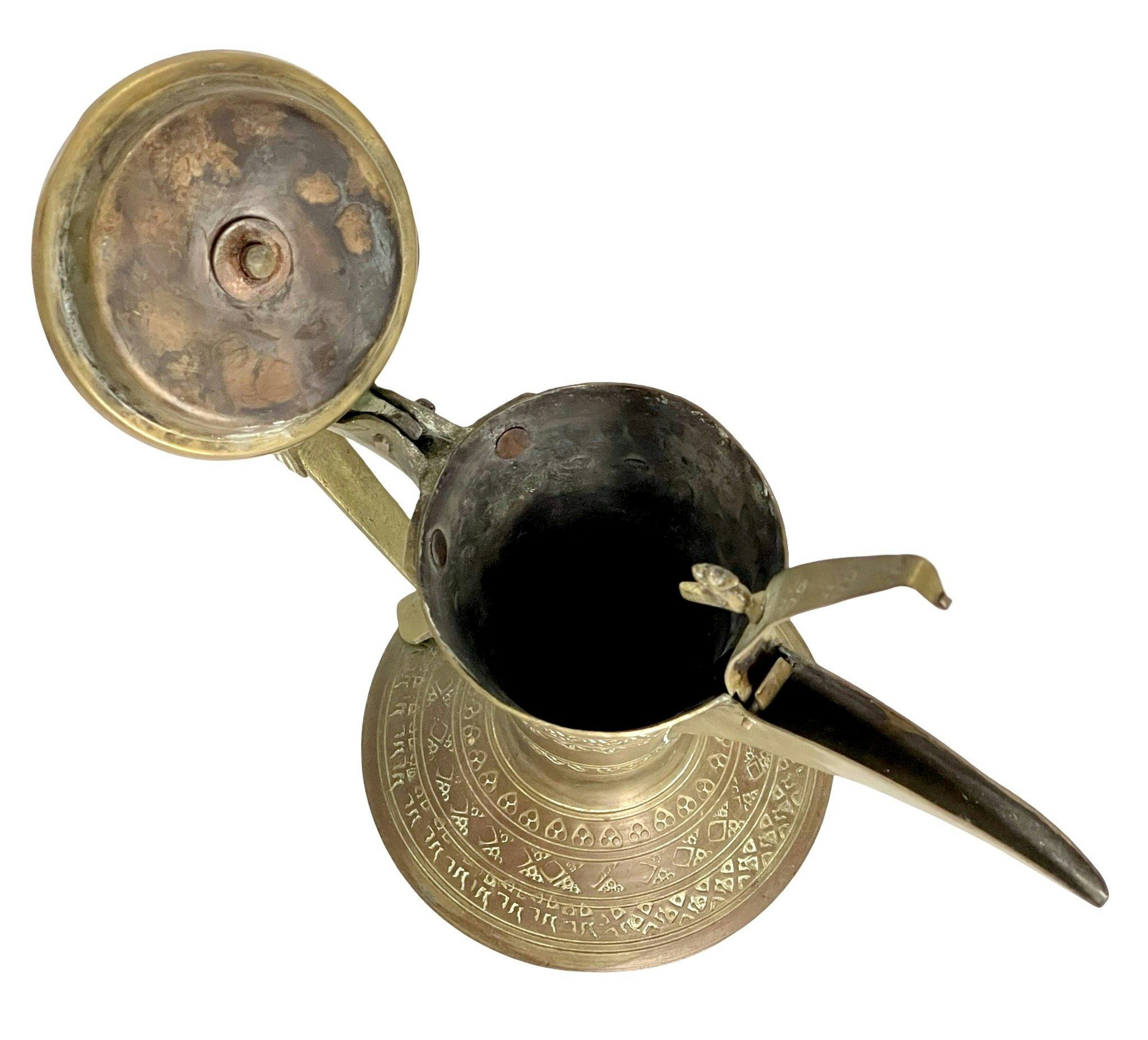 Antik Dallah kaffekanna, Dekorerad med geometriska symboler och fyra fåglar, Signerad