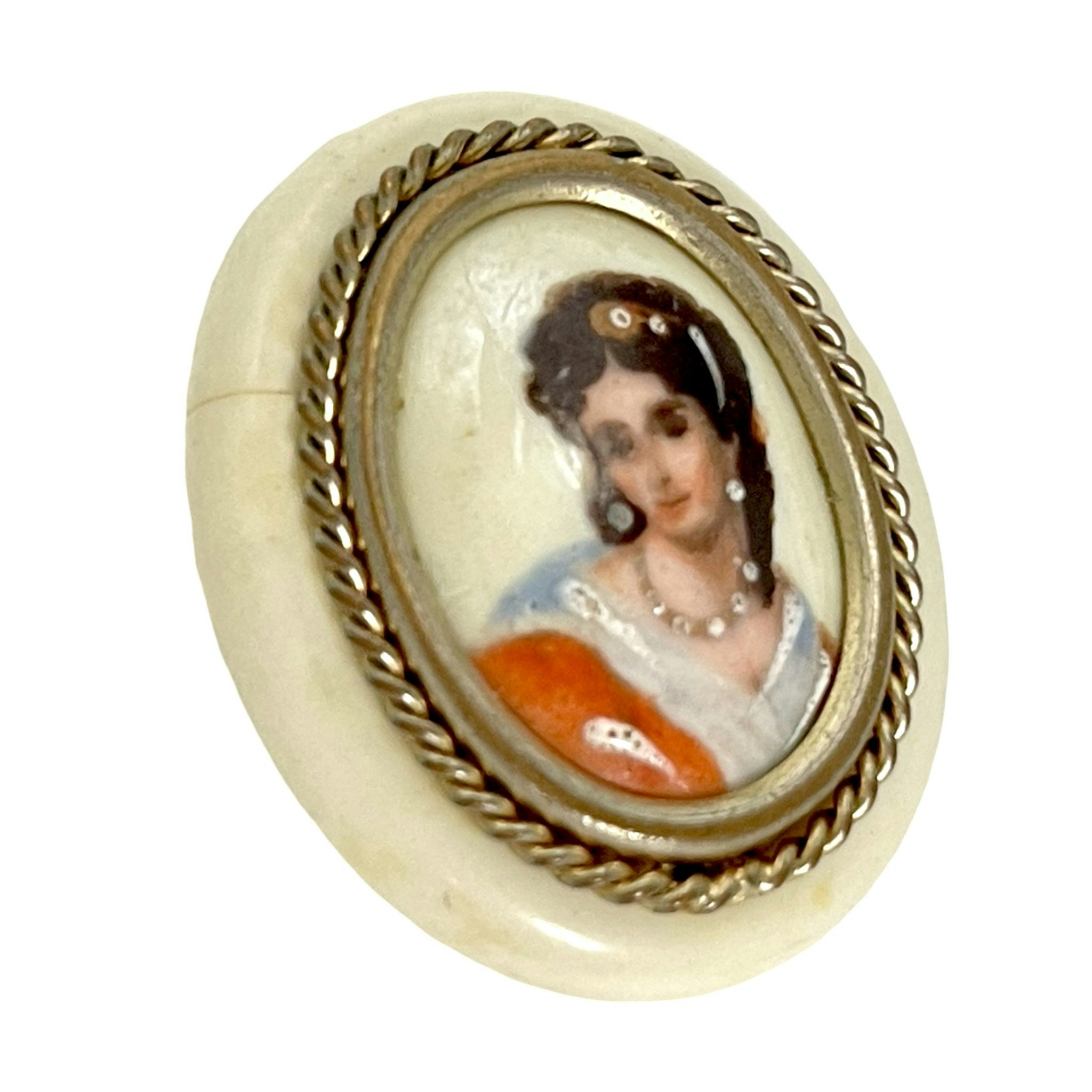 Vintage handmålad porslin brosch, kvinna, Limoges Frankrike