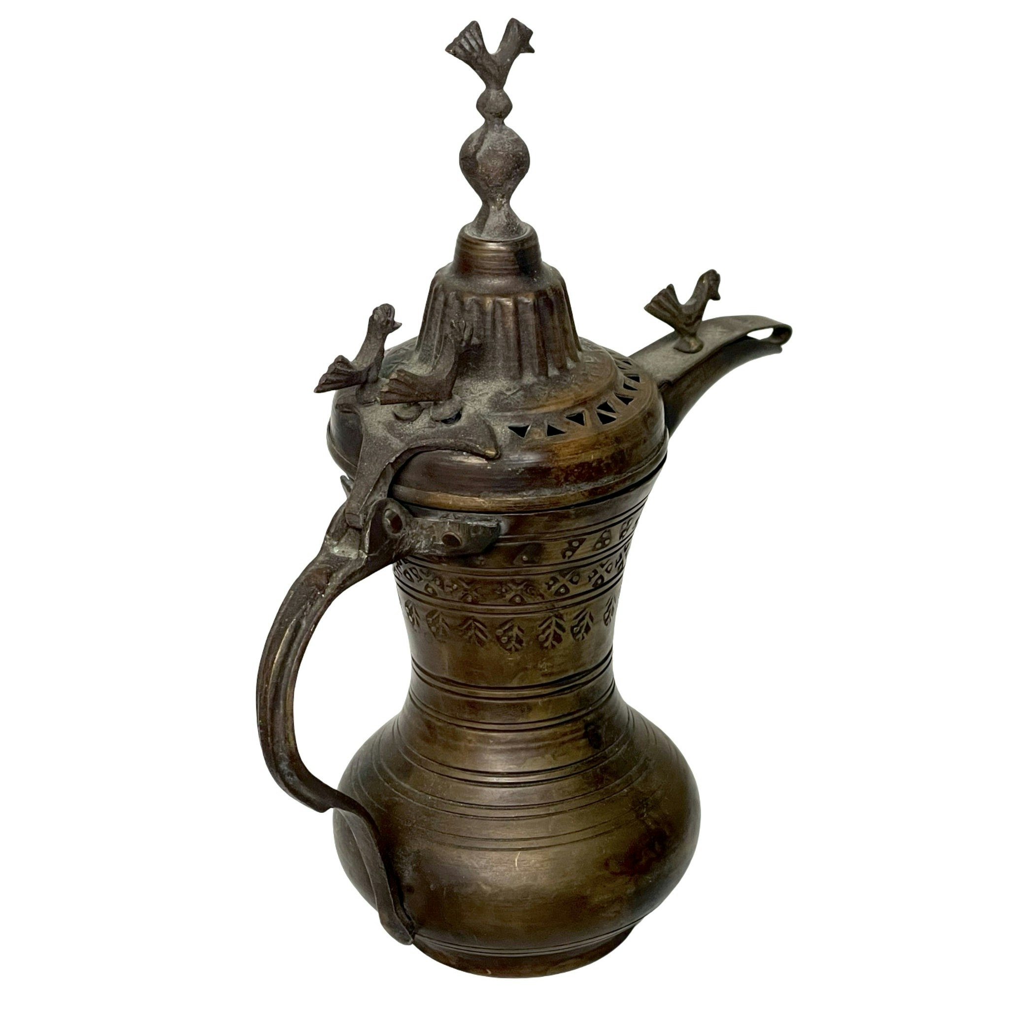 Antik Dallah kaffekanna, Dekorerad med geometriska symboler och fyra fåglar, Signerad