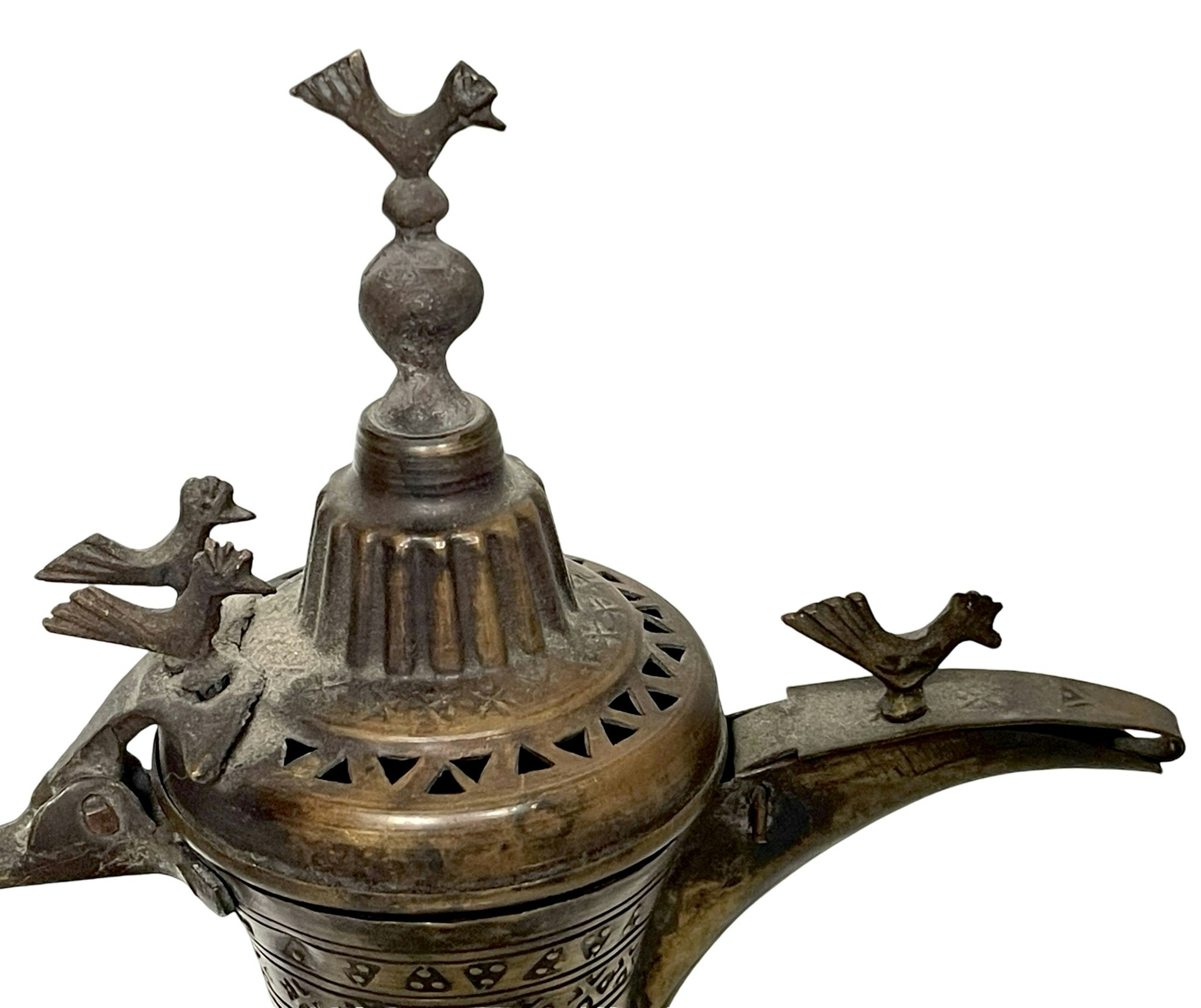 Antik Dallah kaffekanna, Dekorerad med geometriska symboler och fyra fåglar, Signerad