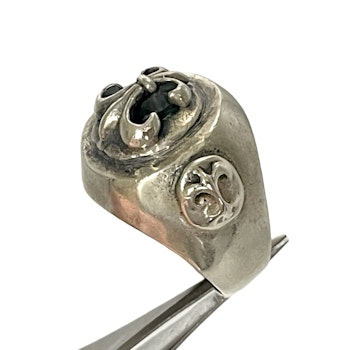 Signet-sormus Fleur de Lys, liljakukka 925 sterlinghopeaa