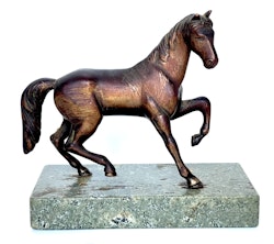 Häst Brons skulptur på marmorsockel, 1700-talet