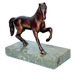 Häst Brons skulptur på marmorsockel, 1700-talet