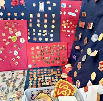Suuri kokoelma, ruotsalaisia sosiaalidemokraattisia pinssejä