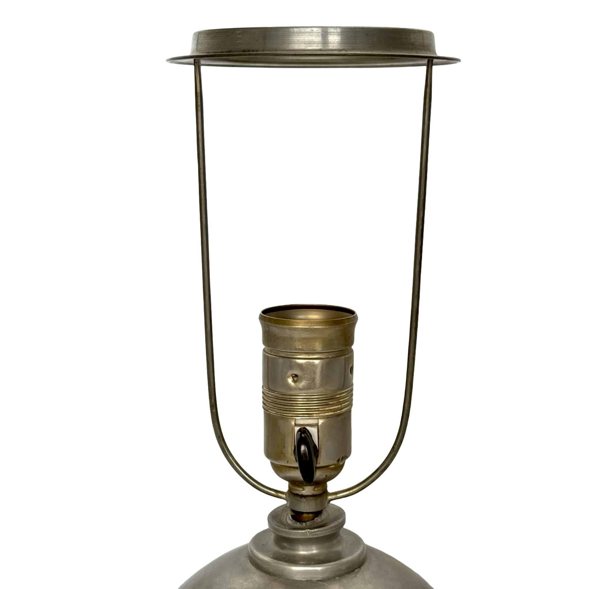 Bordslampa Art deco, tenn, klot uppburet av fyra lejon, märkt Svenskt Tenn Sv.M 1930-talet