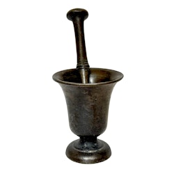 MORTEL, med stöt, gjutjärn, 1700-talet