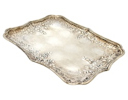 Plateau en argent à décor de fleurs, XVIIIe siècle