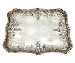 Plateau en argent à décor de fleurs, XVIIIe siècle