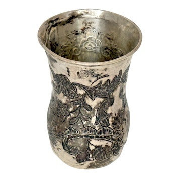 CUP, hopea, 1700-luku, koristelu kukilla ja lehdillä, leimattu