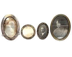 Samling av olika silver bordsramar