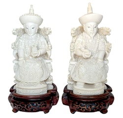 Antiche sculture cinesi in avorio, figure di Imperatore e Imperatrice con copricapi decorati, timbrate