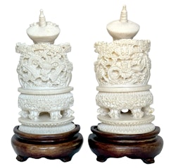 Antiche sculture cinesi in avorio, figure di Imperatore e Imperatrice con copricapi decorati, timbrate