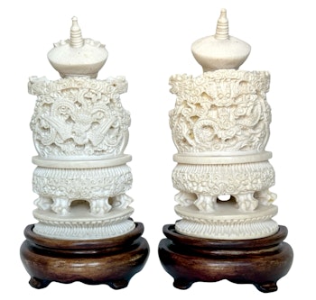 Sculptures chinoises antiques en ivoire, figures de l'empereur et de l'impératrice avec des coiffes ornées, estampillées