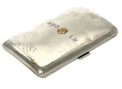 Cigarettetui med monogram. H. J. Plet, Danmark