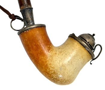 Pitkä putki, hopeinen kiinnitys Sarvikuonon sarvella, Ruotsi, 1800-luvun alku.