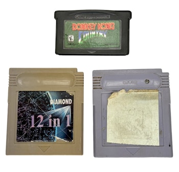 Game Boy Advance AGB-001, jossa on kolme peliä jne