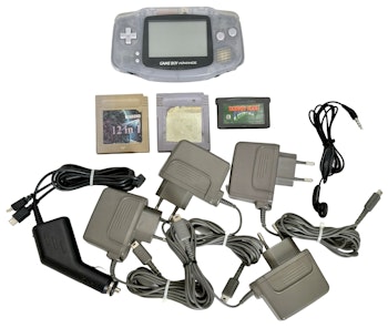 Game Boy Advance AGB-001, jossa on kolme peliä jne