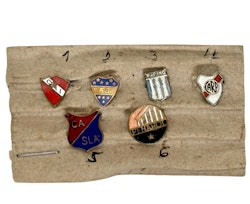 Lot de 6 badges antiques rares en émail du Club Atlético, clubs de football
