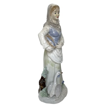 Figurin, flicka med gås och fisk i korg, porslin