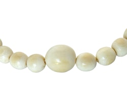 Antik halsband av elfenben, 1800-talet