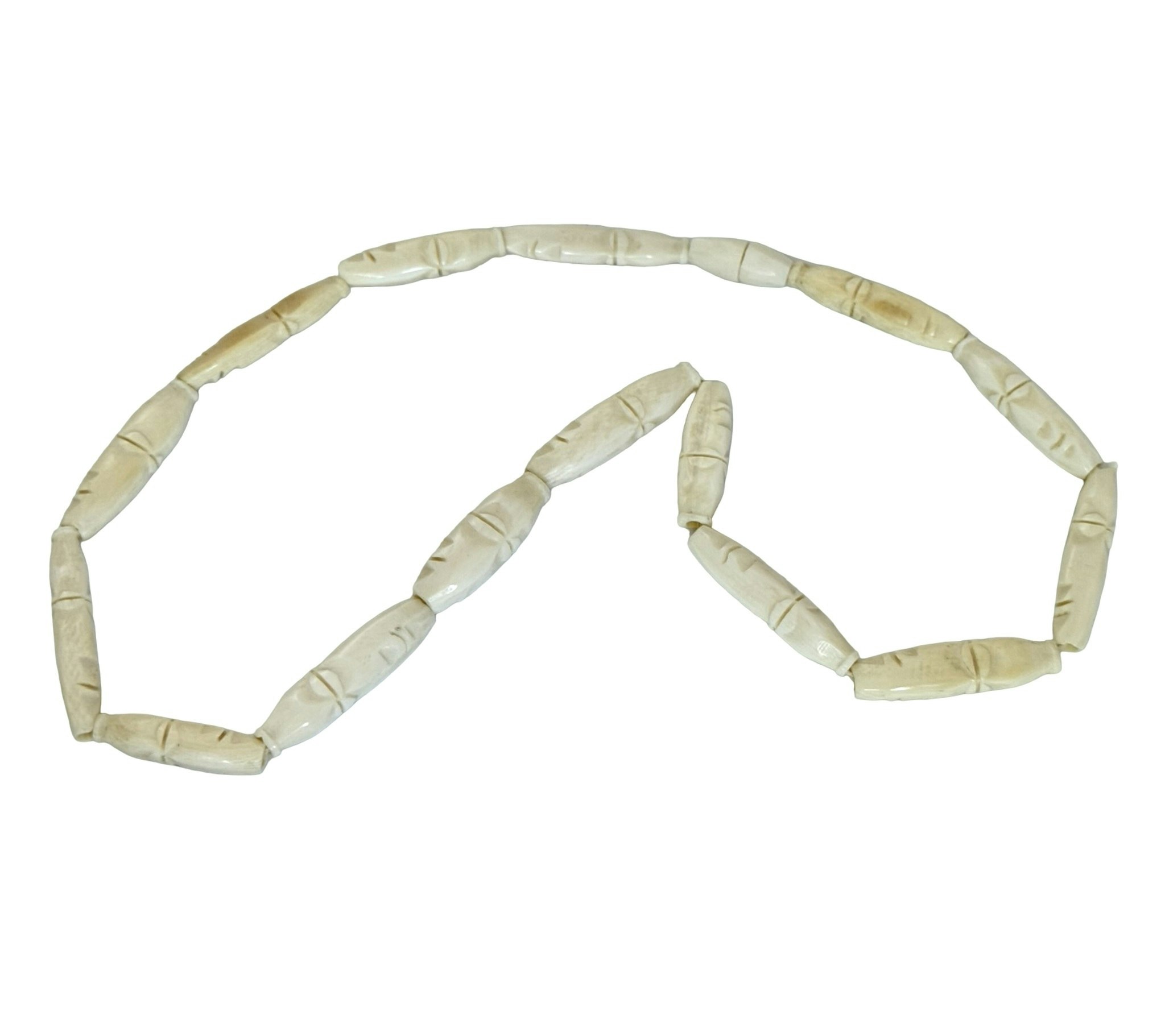 Antik skuret halsband av elfenben