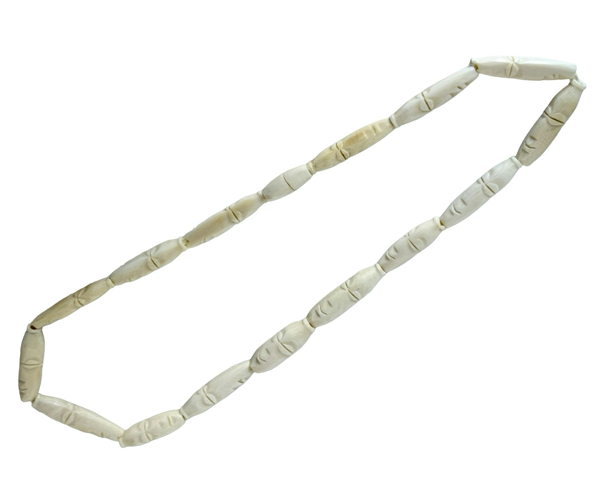 Antik skuret halsband av elfenben