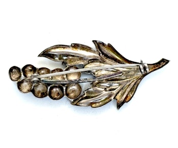DG&Co hopeinen rintaneula orjanlaakerinlehdillä, 1951