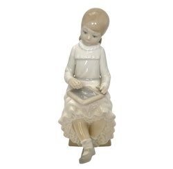 NAO Figurin - Flicka med griffeltavla, Spanien