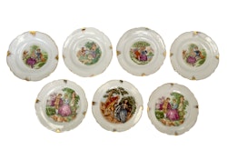 7 szt. małych porcelanowych talerzyków w stylu vintage z romantycznym motywem