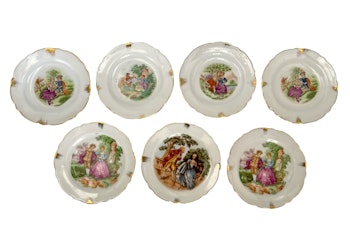 7 szt. małych porcelanowych talerzyków w stylu vintage z romantycznym motywem
