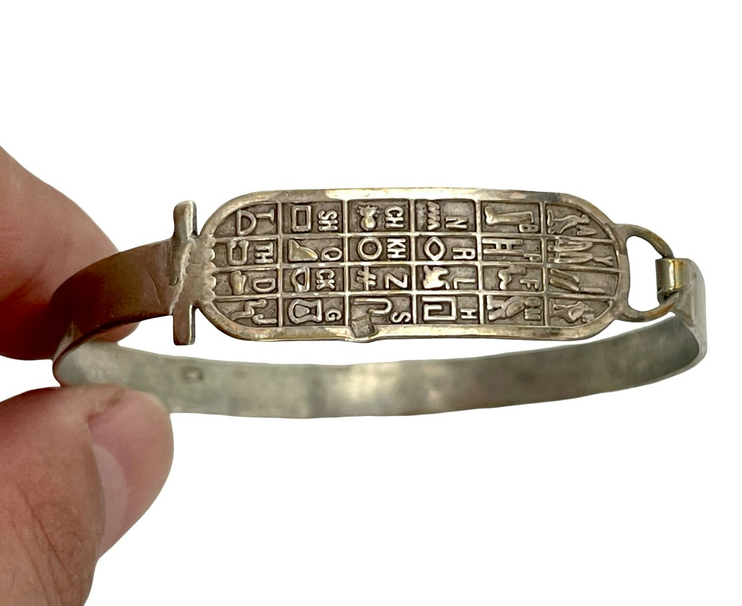 Egyptiskt silverarmband med hieroglyfer