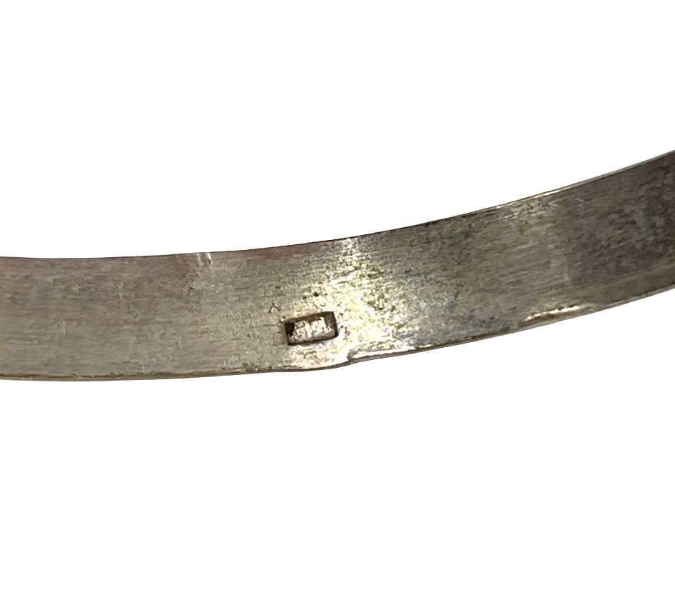 Egyptiskt silverarmband med hieroglyfer