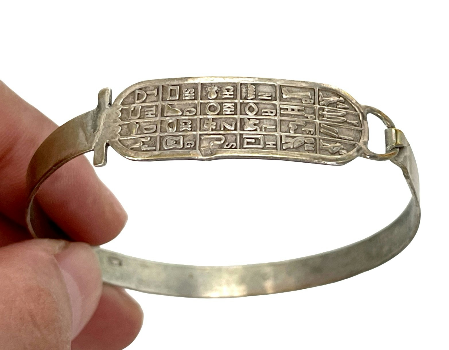 Egyptiskt silverarmband med hieroglyfer