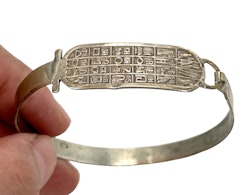 Egyptiskt silverarmband med hieroglyfer