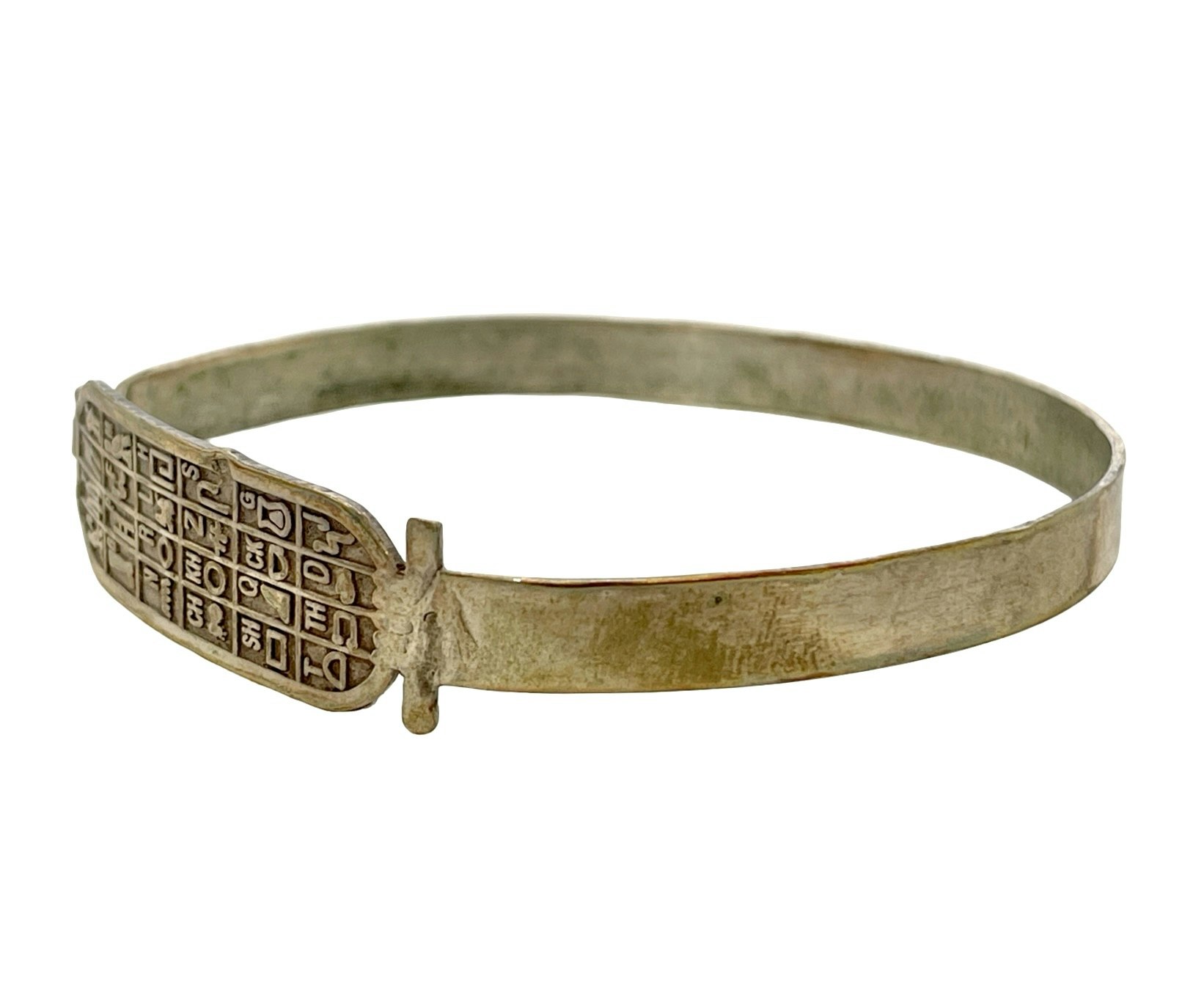 Egyptiskt silverarmband med hieroglyfer