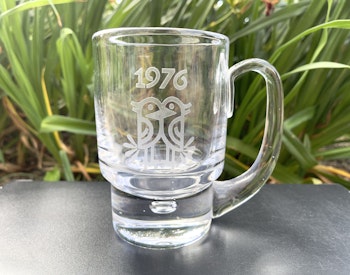 VICKE LINDSTRAND. Årssejdlar, Mug Kristall glas, Kosta 1976, Signerad