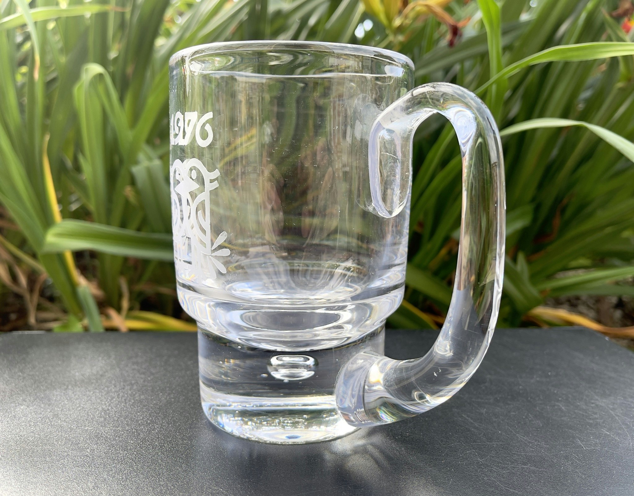 VICKE LINDSTRAND. Årssejdlar, Mug Kristall glas, Kosta 1976, Signerad