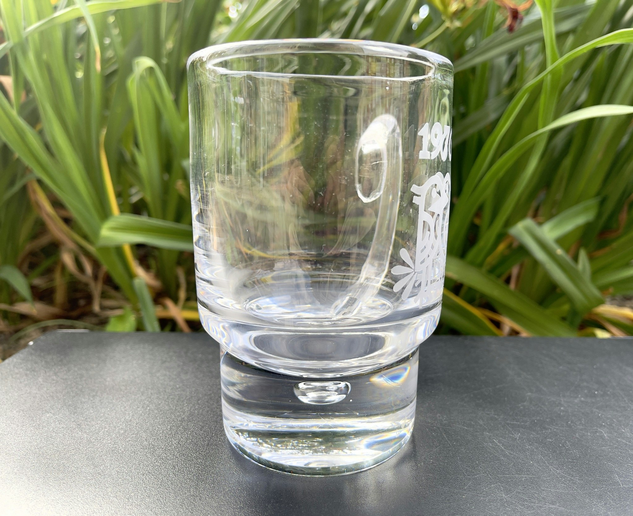 VICKE LINDSTRAND. Årssejdlar, Mug Kristall glas, Kosta 1976, Signerad