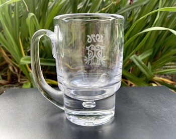 VICKE LINDSTRAND. Årssejdlar, Mug Kristall glas, Kosta 1976, Signerad