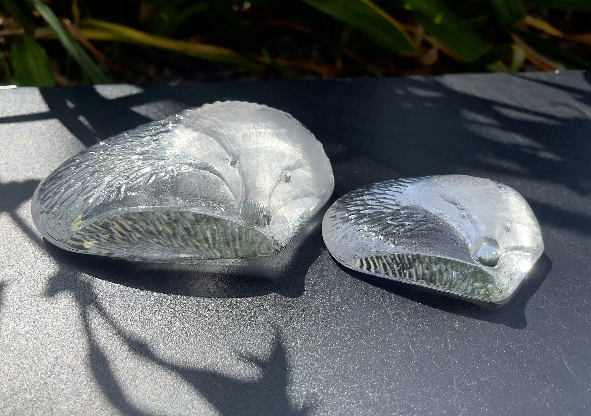 2 st, MATS JONASSON, Igelkott konstglas, Signerad