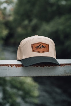 LATITUDE 65 - BEIGE/SVART SEAMLESS KEPS MED LATITUDE 65 PATCH