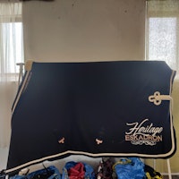 Blått fleecetäcke med krage 145 cm