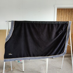 Svart fleecetäcke 135 cm