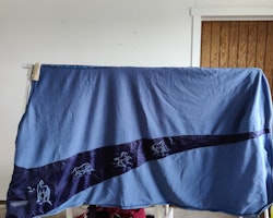 Blått fleecetäcke med dekor 155 cm Hzone