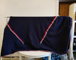 Blått fleecetäcke 145 cm