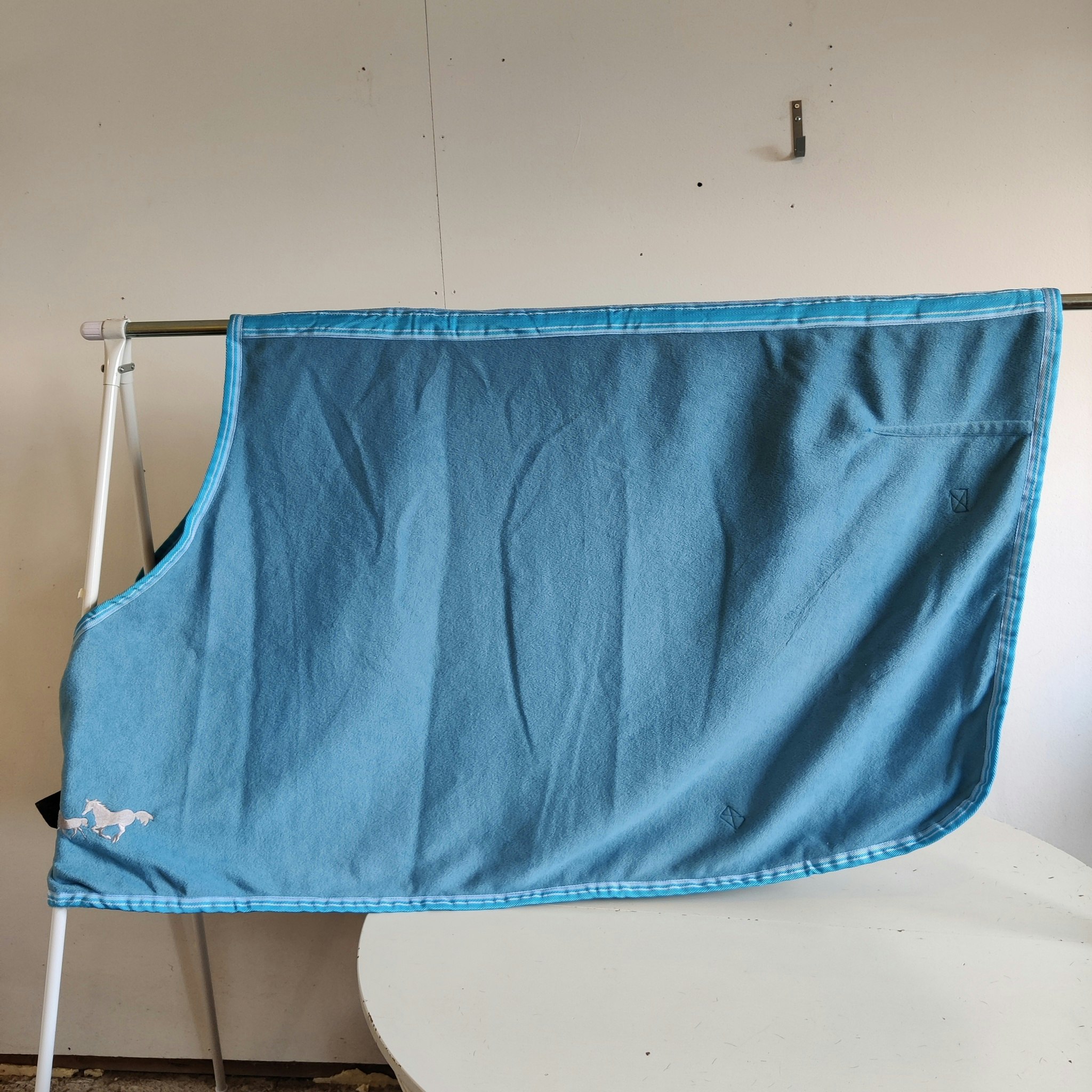 Ljusblått fleecetäcke 115 cm