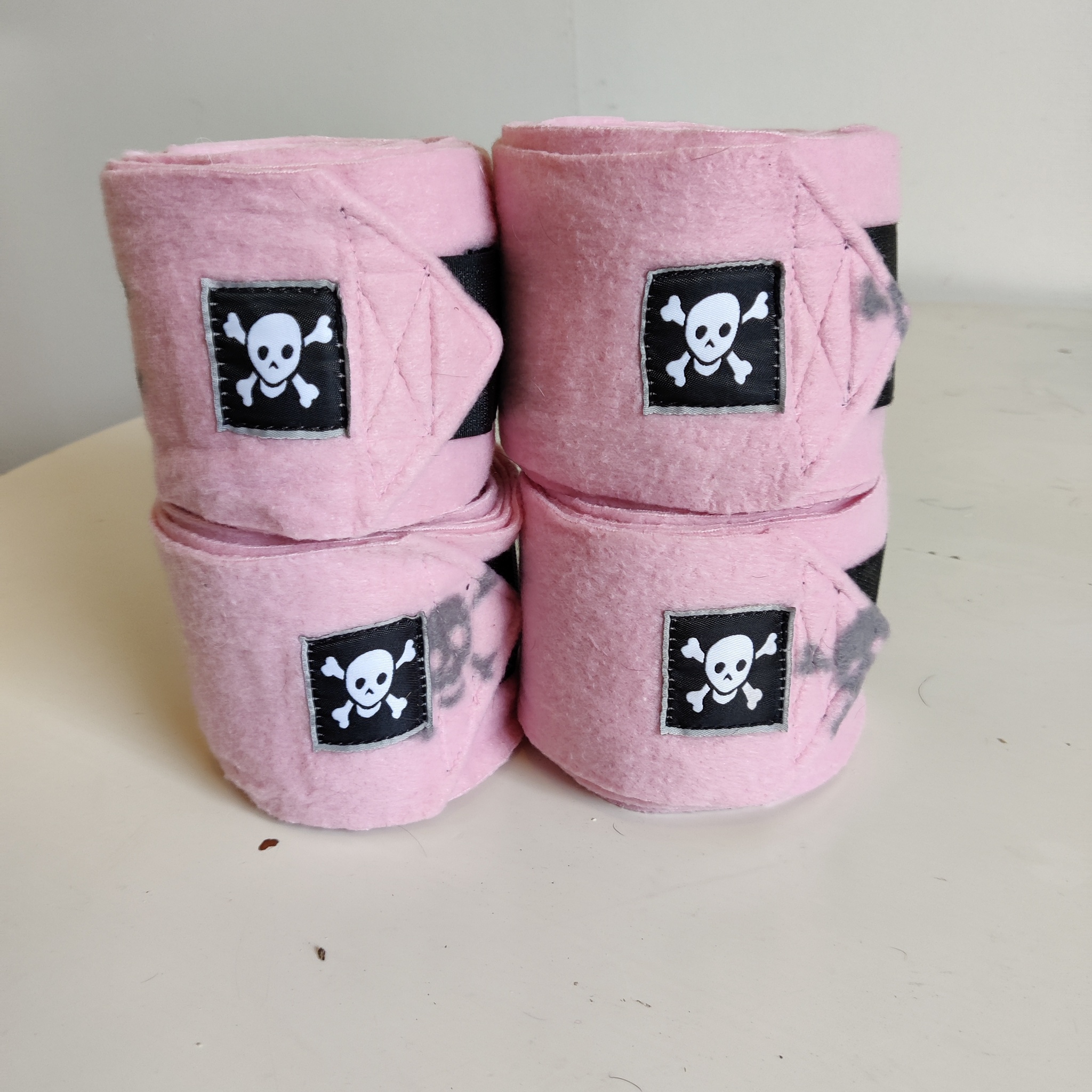 4 st rosa fleecelindor med döskallar