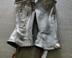 Svarta shortchaps strl 5-7 år CRW